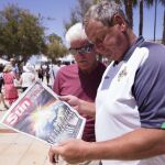 Unos británicos observan la portada del periódico "The Sun"donde se puede leer "El día de la independencia"hoy en Mijas Costa, en Málaga