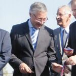 El ministro de Fomento se pregunta por qué el ex tesorero y senador no ha dimitido antes