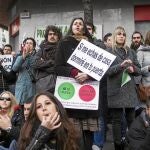 Un centenar de personas secundaron la protesta ante la sede del PP en la calle Génova ante una fuerte presencia policial