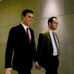 El secretario general del PSOE, Pedro Sánchez (i), acompañado por el portavoz parlamentario, Antonio Hernando (d)