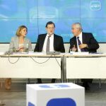 Mariano Rajoy acompañado de María Dolores de Cospedal y Javier Arenas