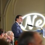 Rajoy en un desayuno informativo en el que ha presentado al presidente del PP vasco, Alfonso Alonso.
