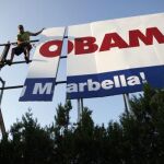 Un operario retira el cartel de bienvenida a Michelle Omaba