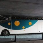 Foto cedida por la Delegación del Gobierno francés del autobús que transportaba cerca de sesenta estudiantes españoles de Bilbao a Amsterdam que se empotró esta madrugada en un túnel demasiado bajo (de 2,60 metros) del Grand Boulevard de la periferia de Lille