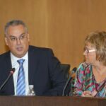 El tránsfuga Agustín Navarro junto a Maite Iraola, madre de Leire Pajín, cuando consiguió la Alcaldía de Benidorm