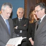 Rafael Navas le entregó el lunes al presidente de la Junta el informe provisional de la Cuenta General de 2009 en el Palacio de San Telmo