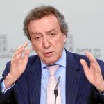 El portavoz en funciones de la Junta, José Antonio de Santiago-Juárez, explica los acuerdos aprobados en el Consejo de Gobierno