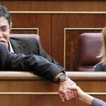 Alonso felicita a la ministra de Economía tras la votación de ayer en el Congreso