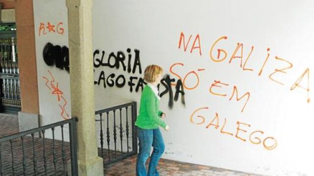 Lago tiene que ver cada vez que entra en casa insultos en la fachada