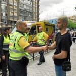 Los técnicos del Samur felicitaron a Manu por su actuación de reanimación. Foto: Emergencias