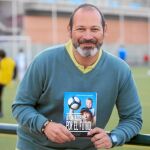 José Ignacio Navarro Díaz, entrenador, psicólogo y padre de futbolista, posa con uno de los ejemplares del libro
