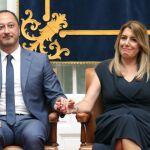 El acto, celebrado en la Delegación del Gobierno en Andalucía, en la Plaza de España de Sevilla, contó con numerosas autoridades políticas civiles y militares; el cariñoso gesto entre Celis y Díaz sirvió para escenificar que hay tregua en el PSOE
