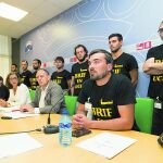 Varios BRIF atienden a la prensa junto a los socialistas José Luis Aceves y Muñoz de la Peña