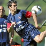 Mark González hace malabarismos con el balón en un entrenamiento