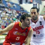 El base de la selección española de baloncesto Rudy Fernández (i) controla el balón ante el alero del Líbano Fadi El Khatib