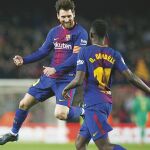 Messi celebra con Dembélé uno de los dos goles que marcó ayer al Girona en el Camp Nou. El argentino firmó uno de los mejores partidos de la temporada