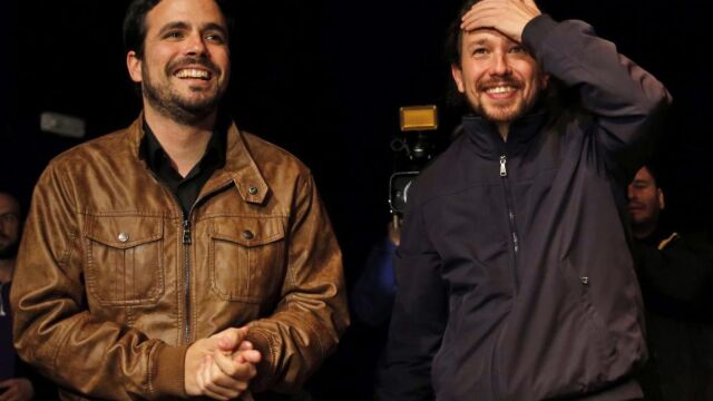 Los líderes de Podemos, Pablo Iglesias (d), y de Izquierda Unida, Alberto Garzón (i), salen de la sala Mirador, el pasado 9 de mayo