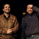 Los líderes de Podemos, Pablo Iglesias (d), y de Izquierda Unida, Alberto Garzón (i), salen de la sala Mirador, el pasado 9 de mayo