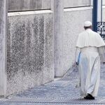 El Obispo de Roma en uno de sus paseos por las inmediaciones de la casa de Santa Marta