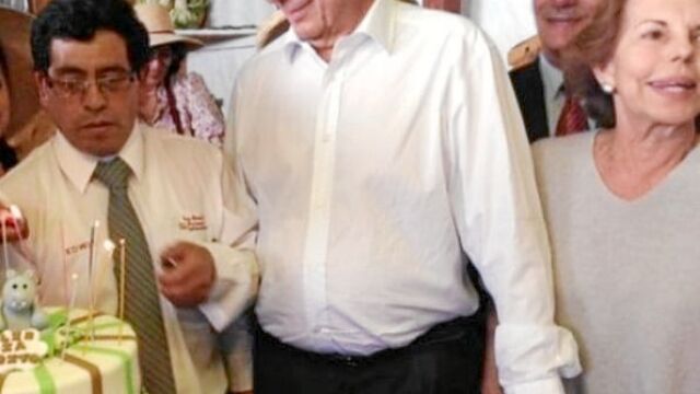 Celebración en Arequipa. El Nobel el año pasado, junto a su mujer, en un encuentro con responsables de la biblioteca que lleva su nombre