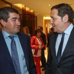 El consejero de Sanidad, Antonio María Sáez Aguado, conversa con el director de el diario «El Mundo Castilla y León», Pablo Lago, antes de participar en el foro de debate