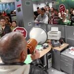 Numerosos miembros de la Plataforma de Afectados por la Hipoteca (PAH) irrumpieron ayer por la mañana en una sede de Bankia, en la avenida Diagonal de Barcelona.