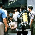 Fotografía de archivo tomada el 19 de junio de 1987, en la que se ve al traslado de una de las víctimas del atentado perpetrado por ETA en el supermercado Hipercor de Barcelona, en el que murieron 15 personas y 35 resultaron heridas.