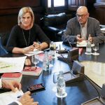 La presidenta del Parlament, Núria de Gispert con los miembros de la Diputación Permanente