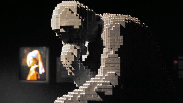 «El pensador», de Rodin, y, al fondo, «La joven de la perla», de Vermeer