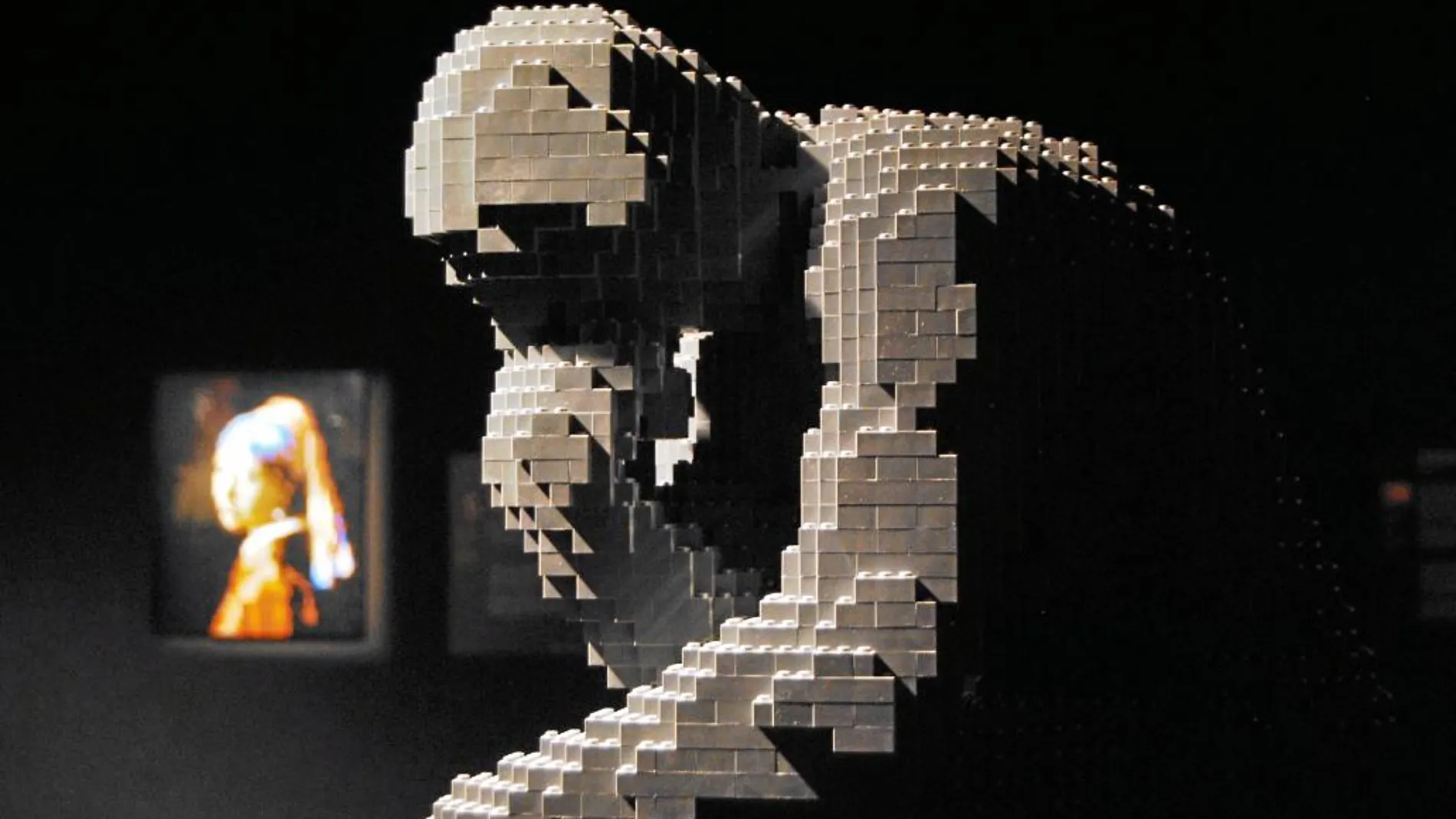 «El pensador», de Rodin, y, al fondo, «La joven de la perla», de Vermeer