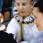 Dos de los actores de Micomicón con la marioneta de Lope en la pieza que acoge el Festival de Almagro
