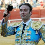 Enrique Ponce pasea un trofeo del cuarto de la tarde
