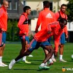 El Valencia se entrenó este viernes con el Oporto en el punto de mira