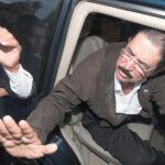 Zelaya evita a la prensa a su llegada a San Salvador, donde se entrevistó con el presidente Funes