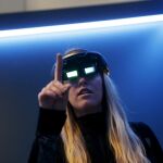 Una joven con unas gafas de realidad virtual 