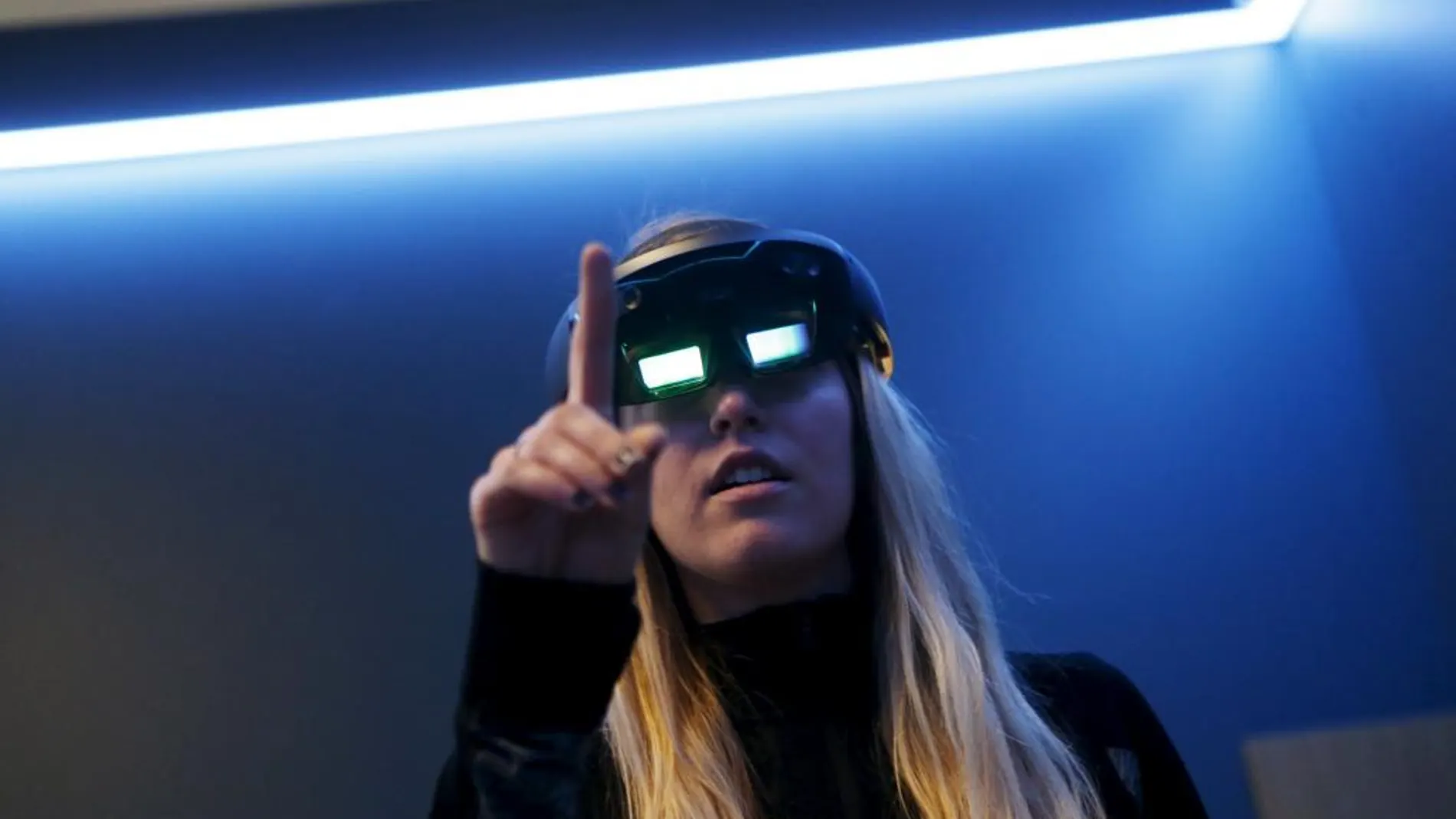 Una joven con unas gafas de realidad virtual