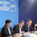 Zoido pide a Griñán soluciones para las 400.000 familias en paro