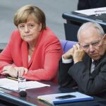 El ministro de Finanzas alemán, Wolfgang Schäuble (d), y la canciller alemana, Angela Merkel