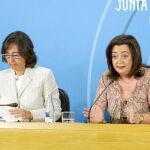 Las consejeras de Obras Públicas y Presidencia, Rosa Aguilar y Mar Moreno, ayer, en Sevilla