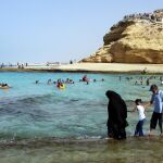 Ciudadanos egipcios buscan diferentes maneras de refrescarse debido a la ola de calor