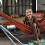Postrada en una hamaca de su casa en un suburbio rural de Ho Chi Minh (antigua Saigón), la anciana, de aspecto frágil, sonríe a los visitantes