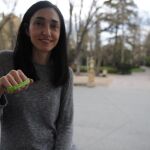 Sonia Galdós, de 48 años, muestra la pulsera de socia de Oxfam que antes lucía con orgullo
