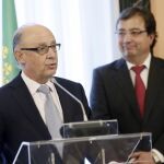 El ministro de Hacienda y Administraciones Públicas, Cristóbal Montoro (i), junto al presidente de la Junta de Extremadura, Guillermo Fernández Vara.