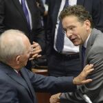 El ministro alemán de Finanzas, Wolfgang Schäuble (i), conversa con el presidente del Eurogrupo, el holandés Jeroen Dijsselbloem