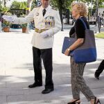 Carmena, junto al Inspector Jefe de la Policía Municipal, Teodoro Pérez, durante la celebración del día del patrón de los agentes locales