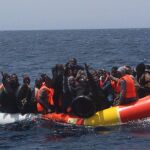 Ayer 9 de junio, otros 33 inmigrantes, que se transportaban en dos pateras, fueron rescatados por el buque Salvamar Hamal. Foto: Twitter Salvamiento Marítimo.