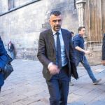 El conseller de Empresa, que presentó su dimisión preventiva hace días, ayer a su llegada al Palau