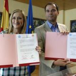 La candidata del PP a la Presidencia de la Comunidad de Madrid, Cristina Cifuentes y el portavoz de Ciudadanos en la Asamblea, Ignacio Aguado, muestran el documento.