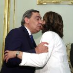 La nueva ministra de Justicia, Dolores Delgado, saluda al fiscal general del Estado, Julián Sánchez Melgar. EFE/ Zipi