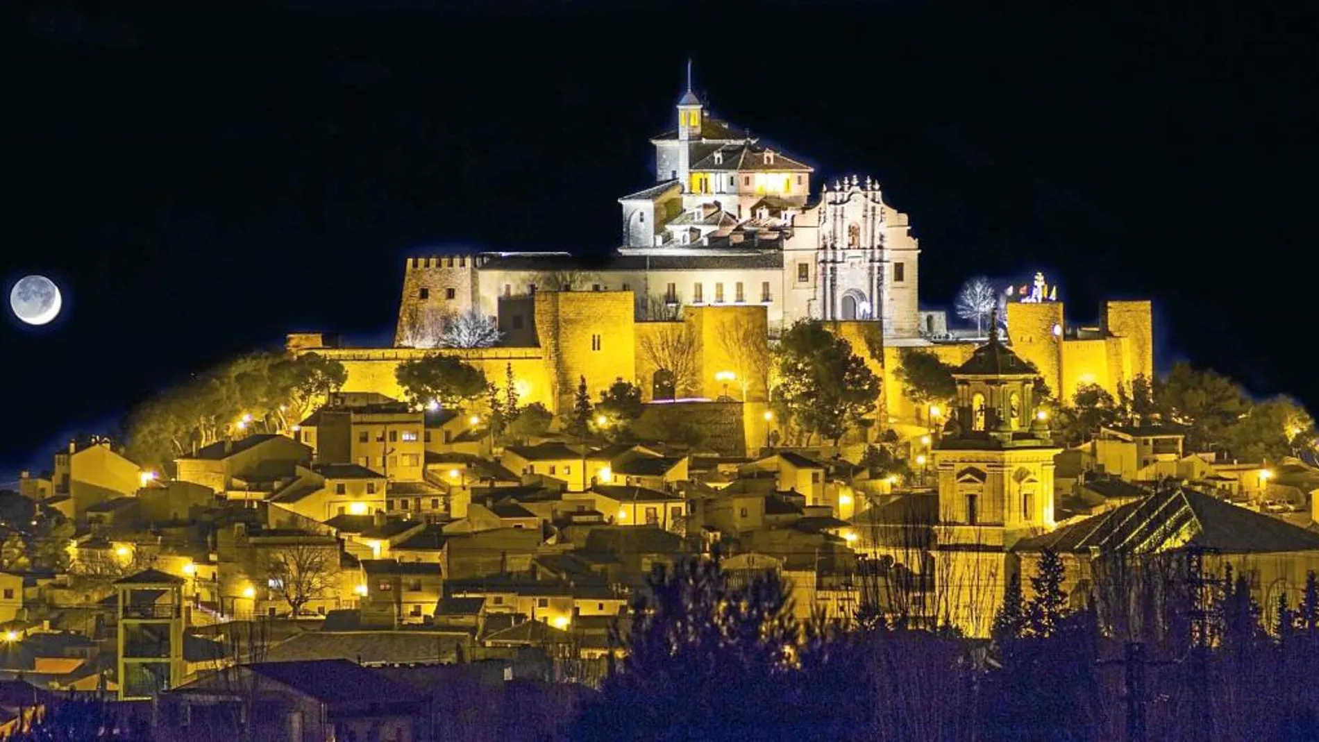 Panorámica de Caravaca de la Cruz. La ciudad está coronada por el Santuario de la Vera Cruz, lugar de peregrinaje y destino de gran devoción